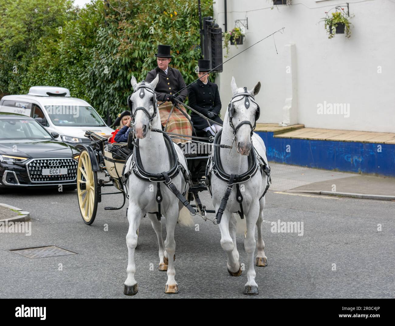 Brentwood, Regno Unito. 08th maggio, 2023. Brentwood Essex 08 maggio 2023 il Sindaco di Brentwood, la Consigliera Olivia Francois (in rosso) e la signora Jennifer Tolhurst, Lord Lieutenant dell'Essex (in blu) portano una carrozza trainata da cavalli lungo Brentwood High Street alla Celebrazione dell'incoronazione di Brentwood Essex Credit: Ian Davidson/Alamy Live News Foto Stock