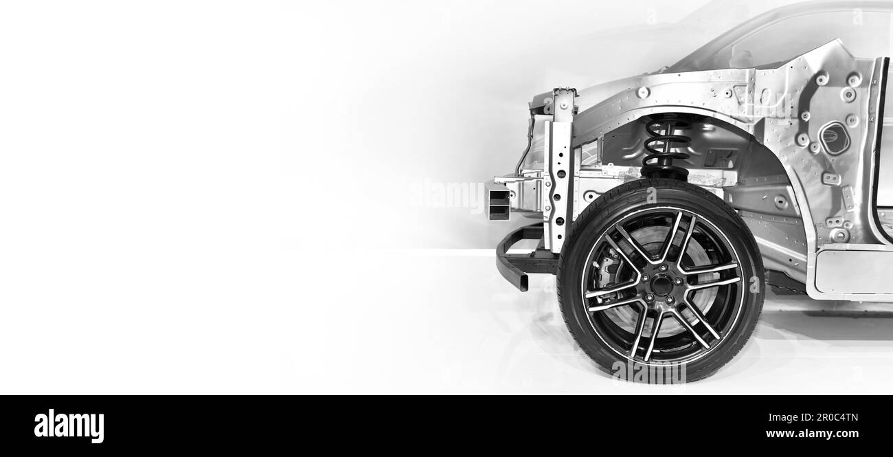 Vista laterale di una struttura automobilistica in alluminio su sfondo bianco, spazio copia Foto Stock