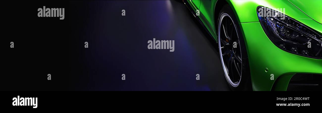 Dettaglio fari anteriori di auto sportiva verde, spazio copia Foto Stock