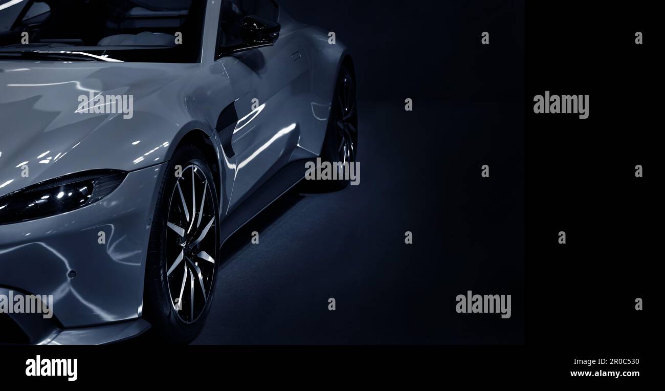 Dettaglio fari anteriori di super auto sfondo bianco e nero, copia spazio Foto Stock