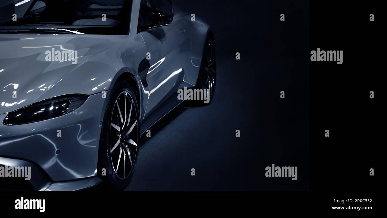 Dettaglio fari anteriori di super auto blu tono su sfondo nero, copia spazio Foto Stock