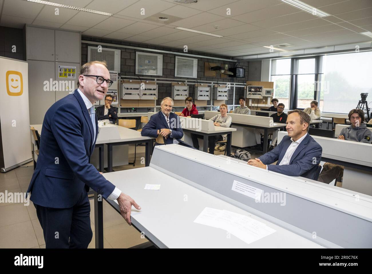 FOCUS COPERTURA RICHIESTA A BELGA - Ministro fiammingo dell'Istruzione e del benessere degli animali e dello Sport ben Weyts ha illustrato in un momento di stampa per lanciare una nuova tappa nel Digisprong per le scuole, presso la scuola secondaria Technisch Instituut Don Bosco di Halle, lunedì 08 maggio 2023. Si tratta di un contratto quadro del valore di 40 milioni di euro tra Telenet e il governo fiammingo, per l'installazione di collegamenti a fibre ottiche nelle scuole fiamminghe. In passato, le scuole hanno avuto meno bisogno delle migliori e più veloci connessioni Internet con il più grande volume di dati, ma dal Digisprong tutto questo è cambiato. Cre Foto Stock