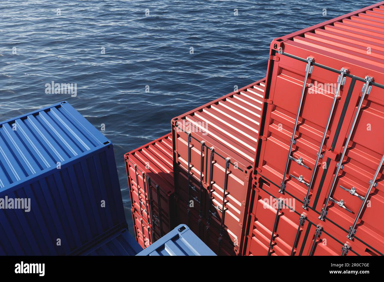Contenitori di carico impilati sullo sfondo del mare Foto Stock
