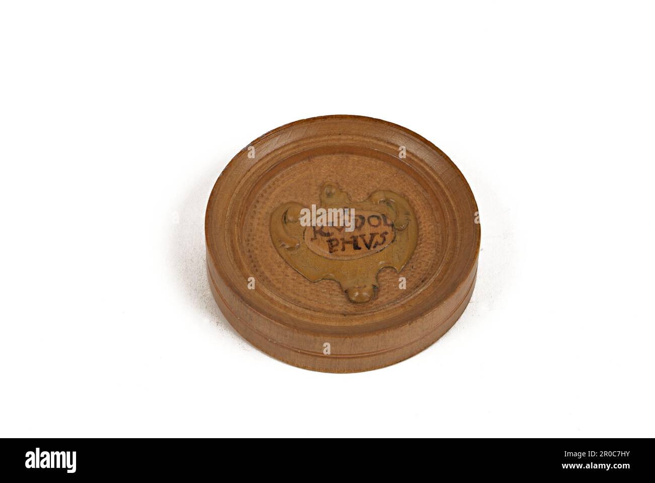 Gioco - Backgammon Draught. - 1600-1700. 1 del set, in confezioni originali. Storia sociale - Collezione Pinto. Acquistato da Edward H Pinto, 1965.. Prodotto in Eger, Boemia (Germania meridionale). Questo pezzo di giochi di backgammon è uno di un set di 28 pezzi di giochi. Il disco viene ruotato dal sycamore. Il ritratto del re Rudolfus sul volto è stato costruito da pezzi di legno che sono stati incollati insieme e poi scolpiti per fare un rilievo marchesia noto come Eger lavoro. . Foto Stock