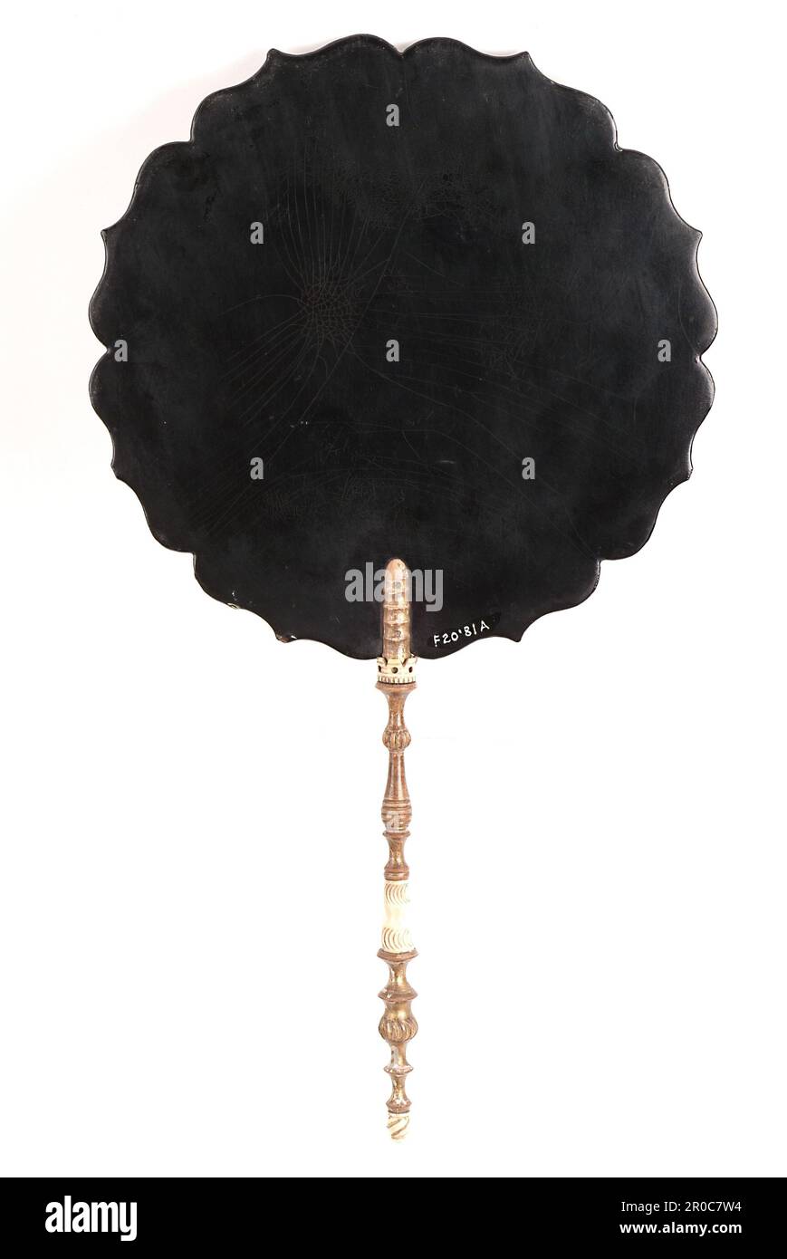 Retro dello schermo del volto di Papier mâché con Ritratto del Principe Alberto sulla parte anteriore, 1840. Produttore: Jennens & Bettridge (Constitution Hill, Birmingham). Uno di un paio, probabilmente fatto per commemorare il matrimonio reale della regina Vittoria e del principe Alberto nel 1840 Foto Stock