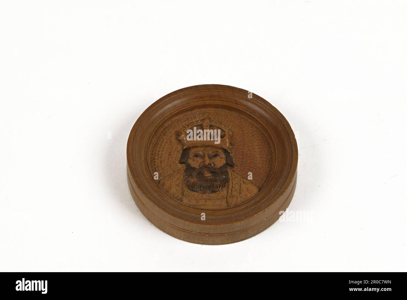 Gioco - Backgammon Draught. - 1600-1700. 1 del set, in confezioni originali. Storia sociale - Collezione Pinto. Acquistato da Edward H Pinto, 1965.. Prodotto in Eger, Boemia (Germania meridionale). Questo pezzo di giochi di backgammon è uno di un set di 28 pezzi di giochi. Il disco viene ruotato dal sycamore. Il ritratto del re Rudolfus sul volto è stato costruito da pezzi di legno che sono stati incollati insieme e poi scolpiti per fare un rilievo marchesia noto come Eger lavoro. . Foto Stock