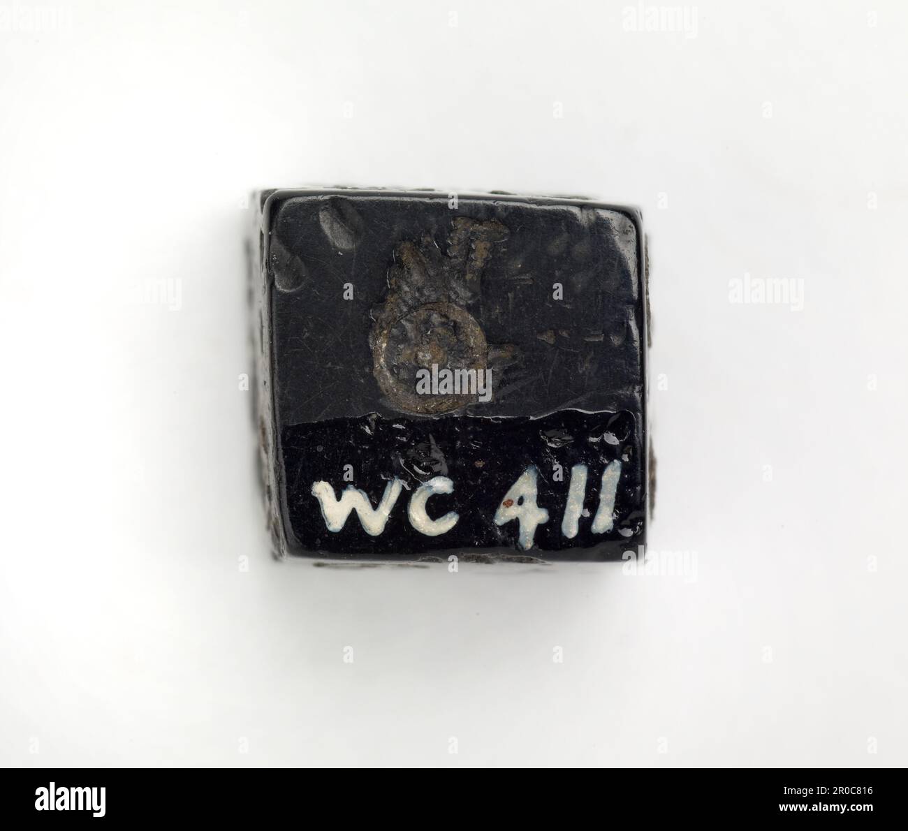 Jet Gaming dice, 14th-15th ° secolo. Dadi da gioco, intagliati a mano da Jet, dal sito del castello di Weoley. Foto Stock