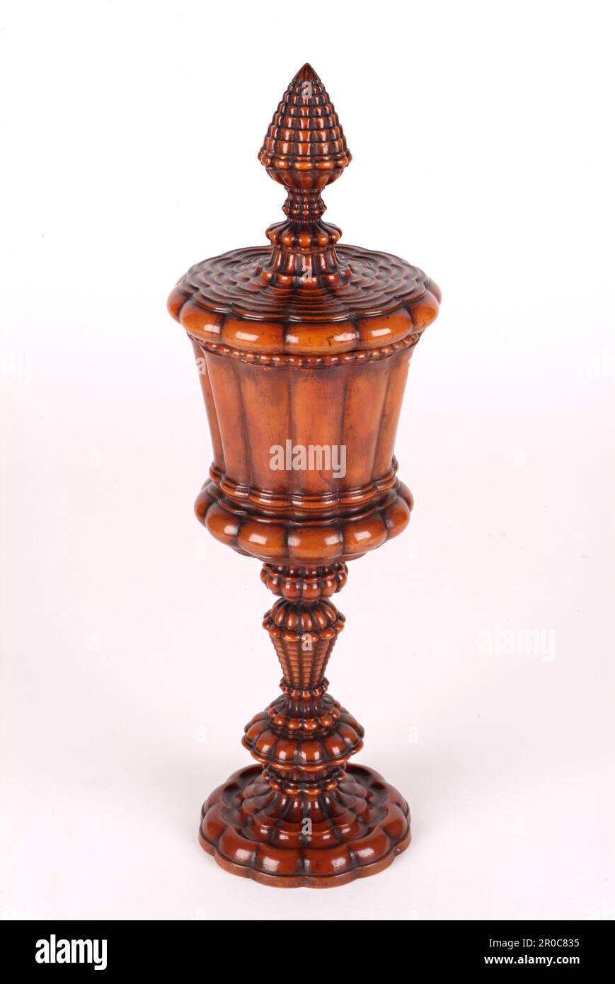 Coppa in piedi e coperchio, 1600-1700. Collezione Pinto - acquistato da Edward H Pinto, 1965.. Boxwood in piedi coppa e copertura, Nord Europa, 17th ° secolo. Questa bella rosa motore-girata tazza è simile a lignum vitae wassail ciotole fatte in Inghilterra nel 17th ° secolo. Foto Stock