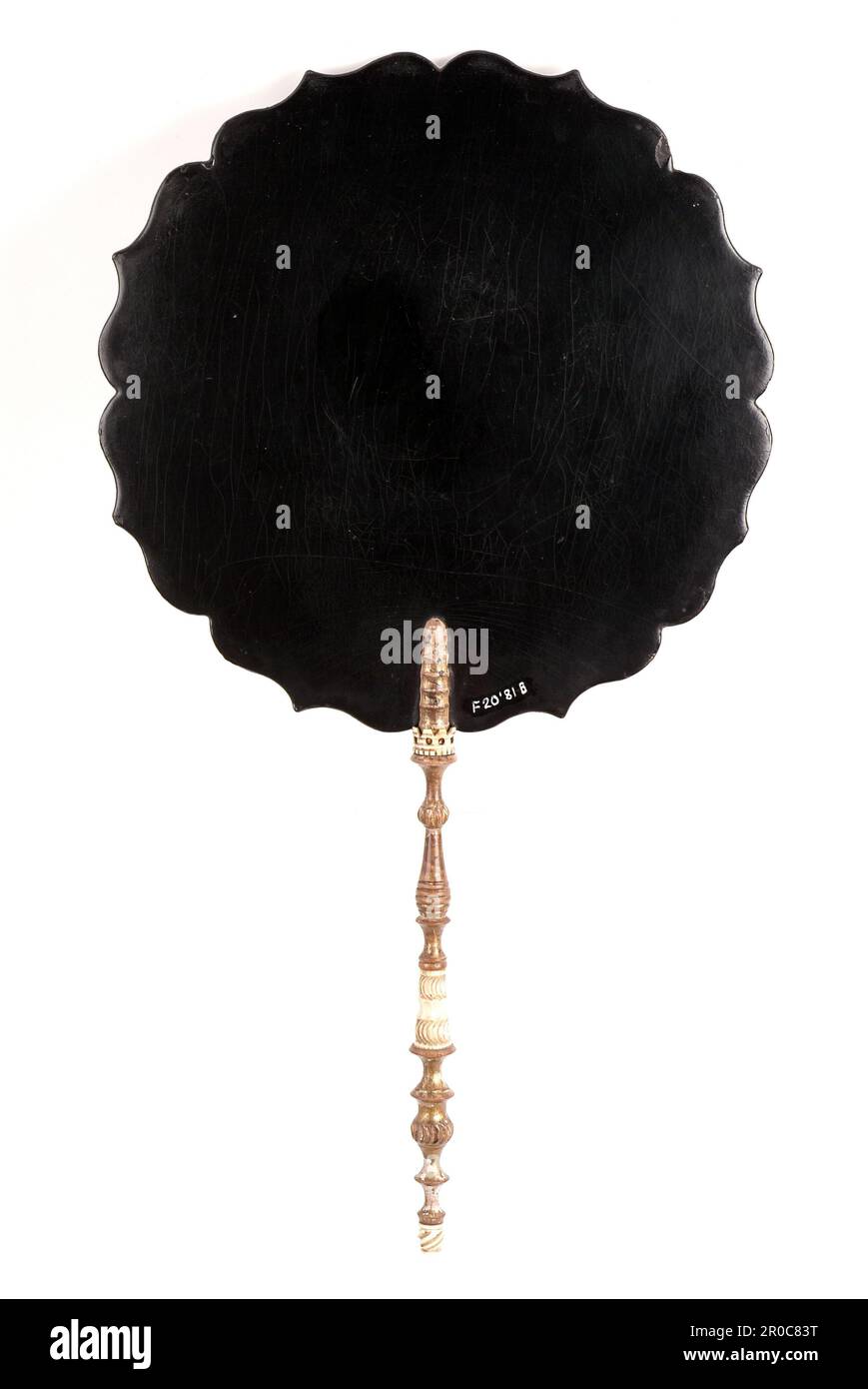 Retro dello schermo del volto di Papier mâché con il ritratto della regina Vittoria sul davanti, 1840. Produttore: Jennens & Bettridge (Constitution Hill, Birmingham). Uno di un paio, probabilmente fatto per commemorare il matrimonio reale della regina Vittoria e del principe Alberto nel 1840 Foto Stock