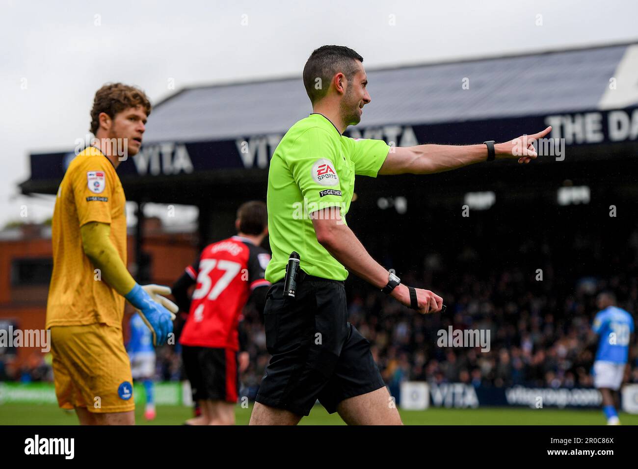 L'arbitro prevarica la sua decisione iniziale e non permette un goal durante la partita della Sky Bet League 2 Stockport County vs Hartlepool United allo stadio di Edgeley Park, Stockport, Regno Unito, 8th maggio 2023 (Foto di ben Roberts/News Images) Foto Stock