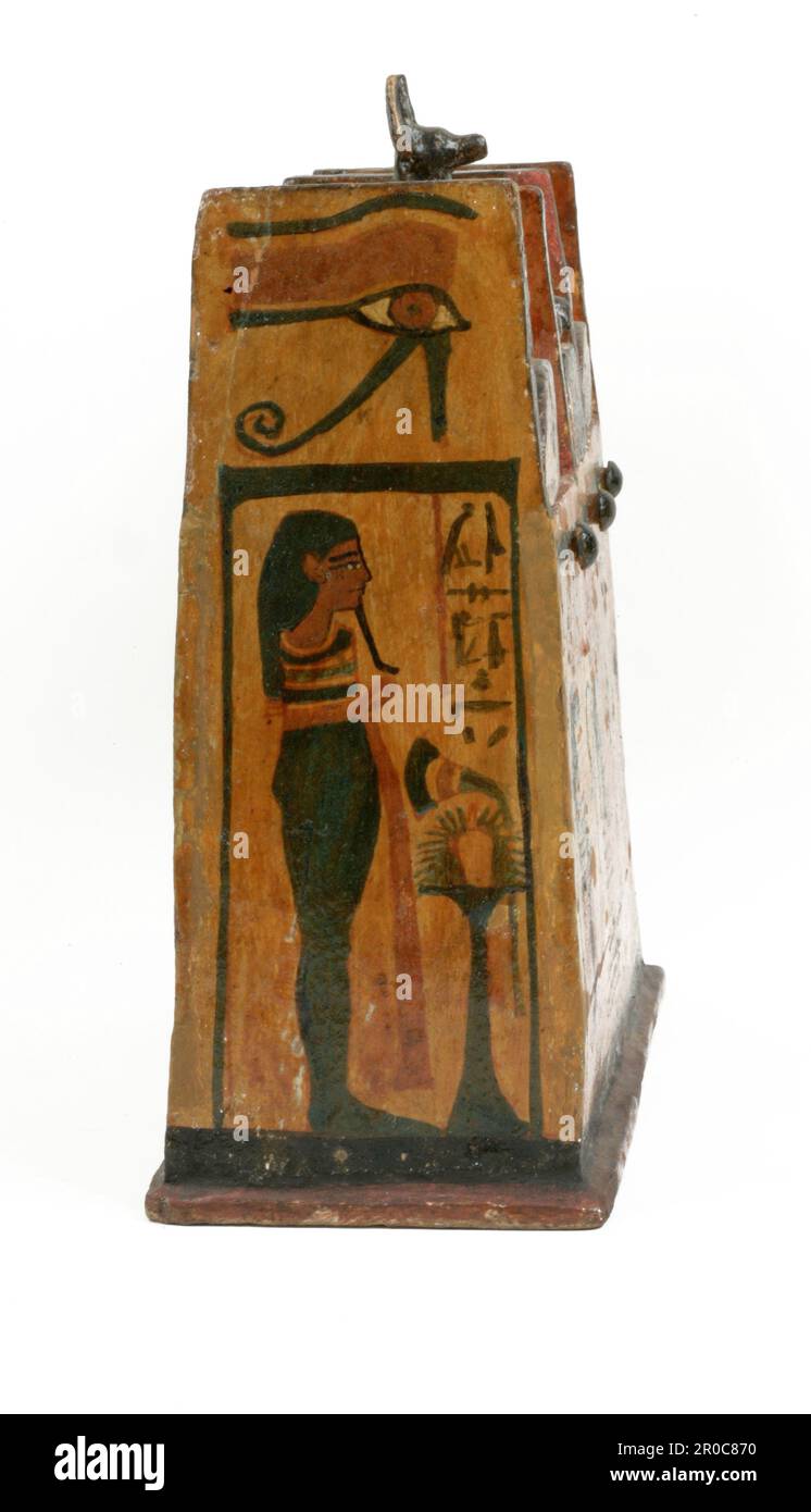 Shabti Box, periodo del nuovo Regno (1539–1075 a.C.). Una scatola di shabti era un oggetto funerario personale al defunto, contenente statue divine. Una figura di Anubis è rappresentata al centro di tre coperchi. La decorazione dipinta raffigura il defunto prima di vari dei. La casella è iscritta per lo scriba delle offerte di dio di Amun, Pta-Hetep. Foto Stock