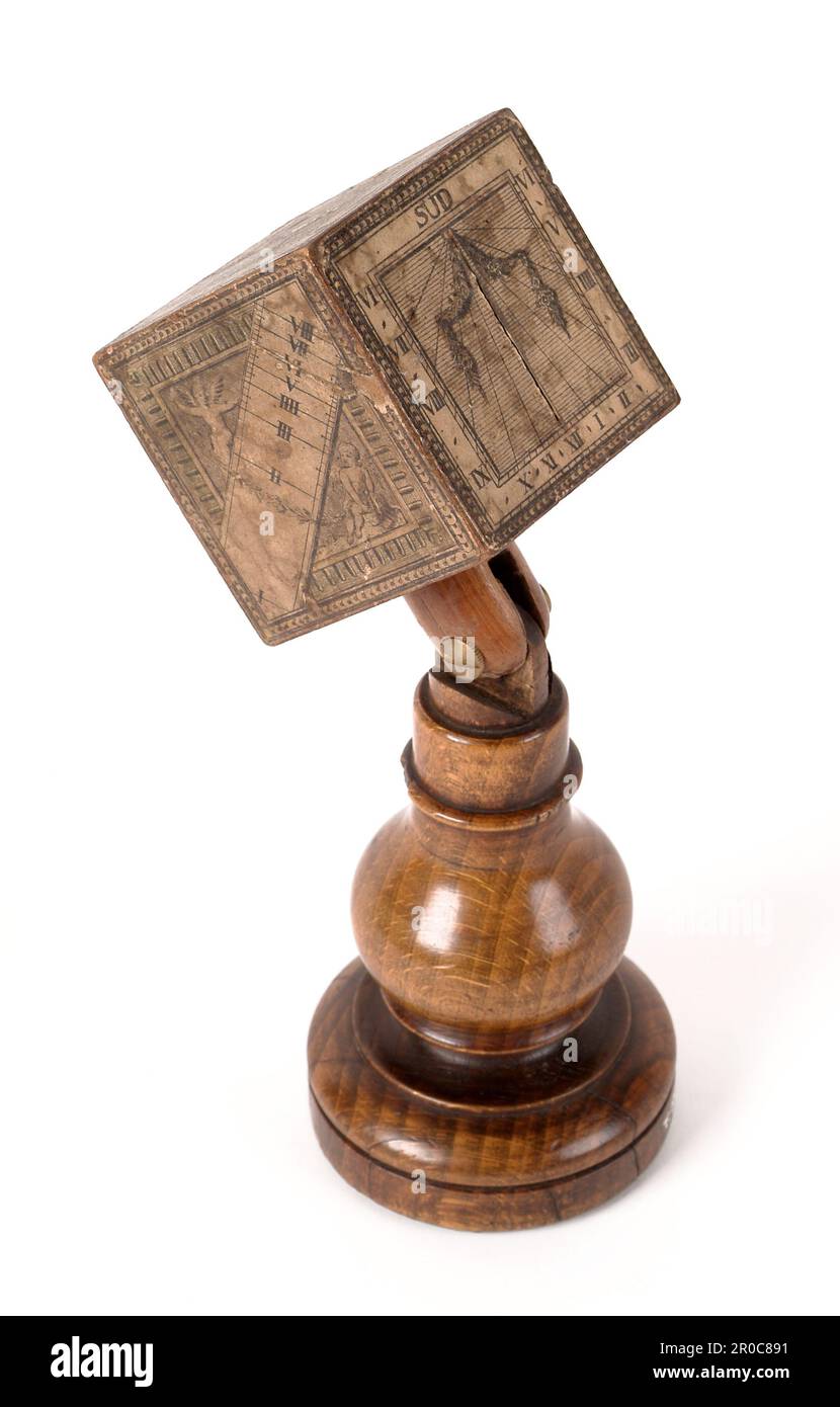 Cube Sundial, 1750-1800. Costruttore: I G Kleininger.. Collezione Pinto, acquistata da Edward H Pinto, 1965.. 1965T5090.. Cube Sundial, 1750-1800. Cantiere: J G. Kleininger. Questa meridiana cubica è stata prodotta da J.G. Kleininger, un noto costruttore di strumenti matematici e scientifici nella seconda metà del 18th ° secolo. La sua opera è rappresentata in molte collezioni museali. È regolabile su un supporto in legno di faggio tornito, e ha quadranti di carta stampati su ogni superficie del cubo... Acquistato da Edward H Pinto, 1965... . Foto Stock