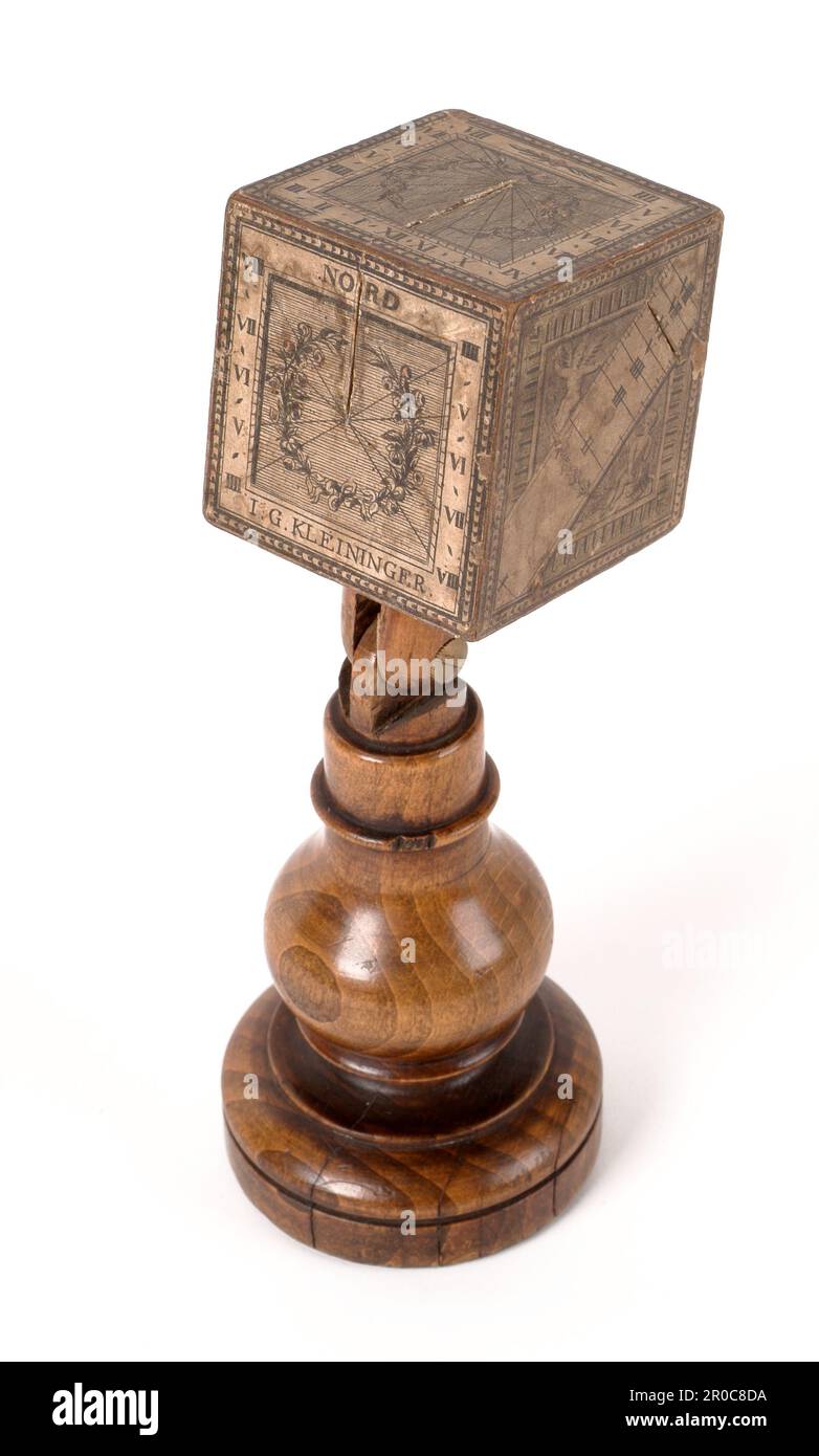 Cube Sundial, 1750-1800. Costruttore: I G Kleininger.. Collezione Pinto, acquistata da Edward H Pinto, 1965.. 1965T5090.. Cube Sundial, 1750-1800. Cantiere: J G. Kleininger. Questa meridiana cubica è stata prodotta da J.G. Kleininger, un noto costruttore di strumenti matematici e scientifici nella seconda metà del 18th ° secolo. La sua opera è rappresentata in molte collezioni museali. È regolabile su un supporto in legno di faggio tornito, e ha quadranti di carta stampati su ogni superficie del cubo... Acquistato da Edward H Pinto, 1965... . Foto Stock