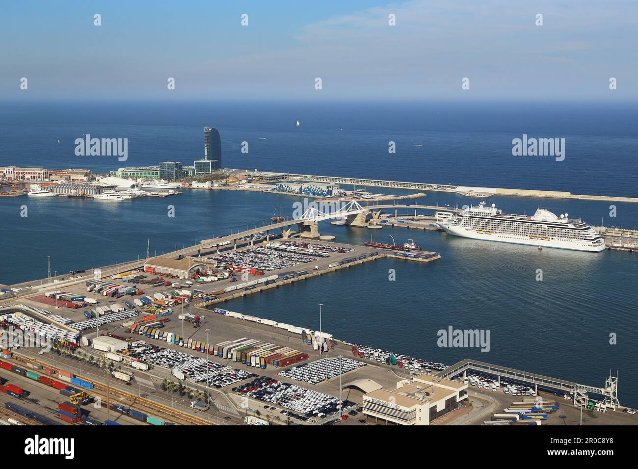 BARCELLONA, SPAGNA - 11 MAGGIO 2017: Questa è una vista aerea del nuovo porto di carico e terminal passeggeri. Foto Stock