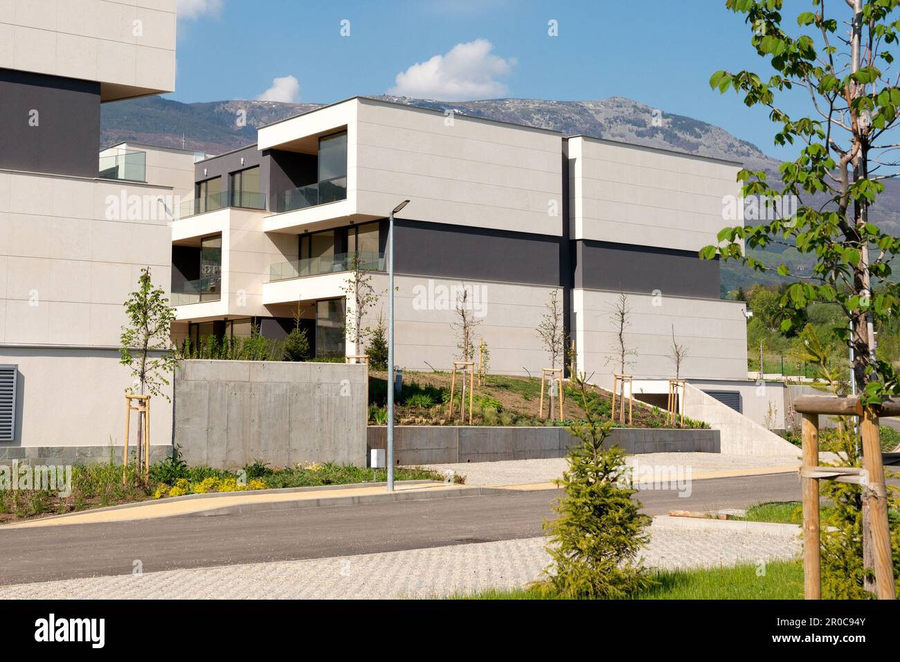 Moderni e bassi edifici di appartamenti in un complesso residenziale recintato ai piedi del Monte Vitosha, Sofia, Bulgaria, Europa orientale, Balcani, UE Foto Stock