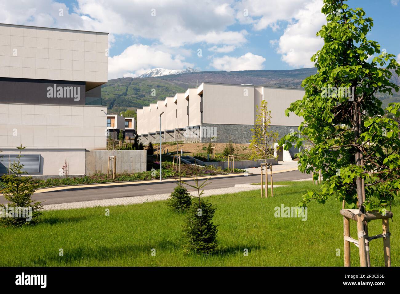 Alloggi Bulgaria edifici di appartamenti bassi complesso residenziale ai piedi del Monte Vitosha, Sofia, Bulgaria, Europa dell'Est, UE dal 2023 Foto Stock