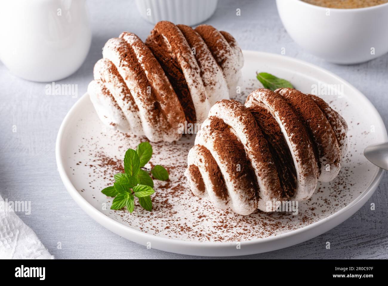 Biscotti al meringa con cioccolato e tazza di caffè Foto Stock