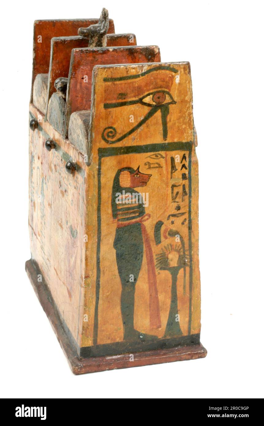 Shabti Box, periodo del nuovo Regno (1539–1075 a.C.). Una scatola di shabti era un oggetto funerario personale al defunto, contenente statue divine. Una figura di Anubis è rappresentata al centro di tre coperchi. La decorazione dipinta raffigura il defunto prima di vari dei. La casella è iscritta per lo scriba delle offerte di dio di Amun, Pta-Hetep. Foto Stock