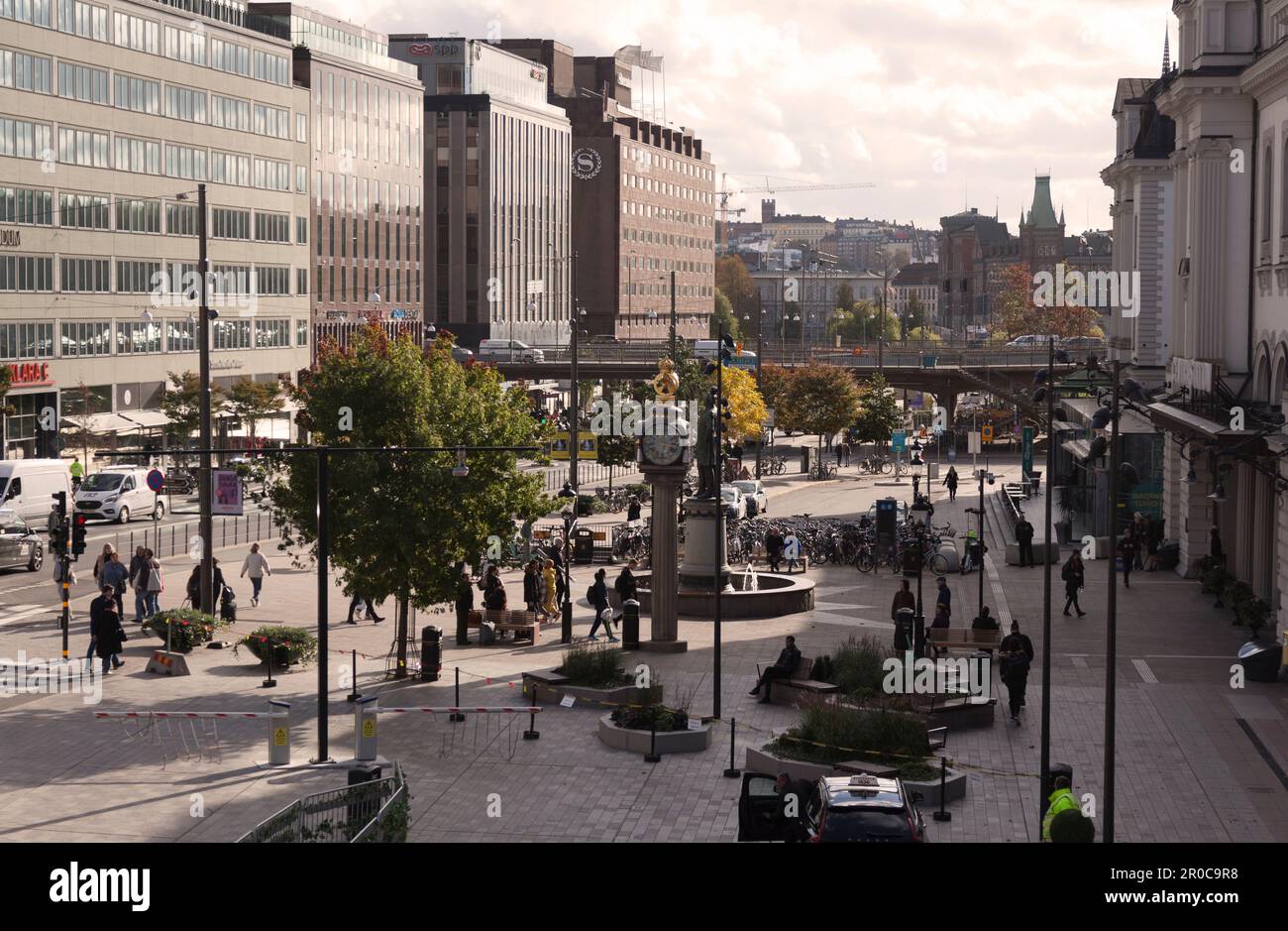 Stoccolma, Svezia - 11 ottobre 2022: Inizio autunno fuori dalla stazione centrale Foto Stock