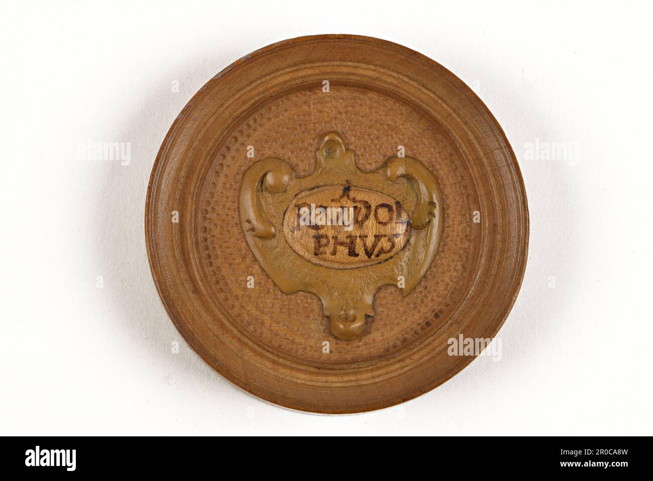 Gioco - Backgammon Draught. - 1600-1700. 1 del set, in confezioni originali. Storia sociale - Collezione Pinto. Acquistato da Edward H Pinto, 1965.. Prodotto in Eger, Boemia (Germania meridionale). Questo pezzo di giochi di backgammon è uno di un set di 28 pezzi di giochi. Il disco viene ruotato dal sycamore. Il ritratto del re Rudolfus sul volto è stato costruito da pezzi di legno che sono stati incollati insieme e poi scolpiti per fare un rilievo marchesia noto come Eger lavoro. . Foto Stock