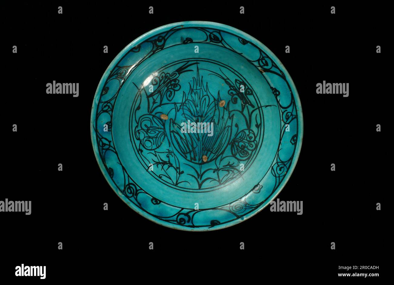 Plate, Dinastia Ilkhanid (1256-1353). Vetreria smaltata. Designer sconosciuto, realizzato in Persia / Iran, Khorassan Foto Stock