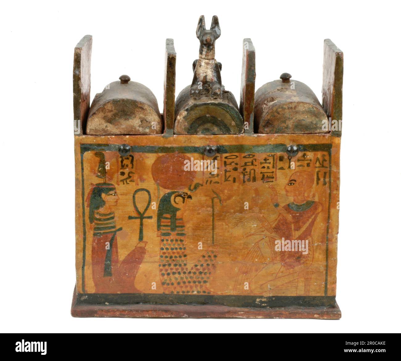Shabti Box, periodo del nuovo Regno (1539–1075 a.C.). Una scatola di shabti era un oggetto funerario personale al defunto, contenente statue divine. Una figura di Anubis è rappresentata al centro di tre coperchi. La decorazione dipinta raffigura il defunto prima di vari dei. La casella è iscritta per lo scriba delle offerte di dio di Amun, Pta-Hetep. Foto Stock