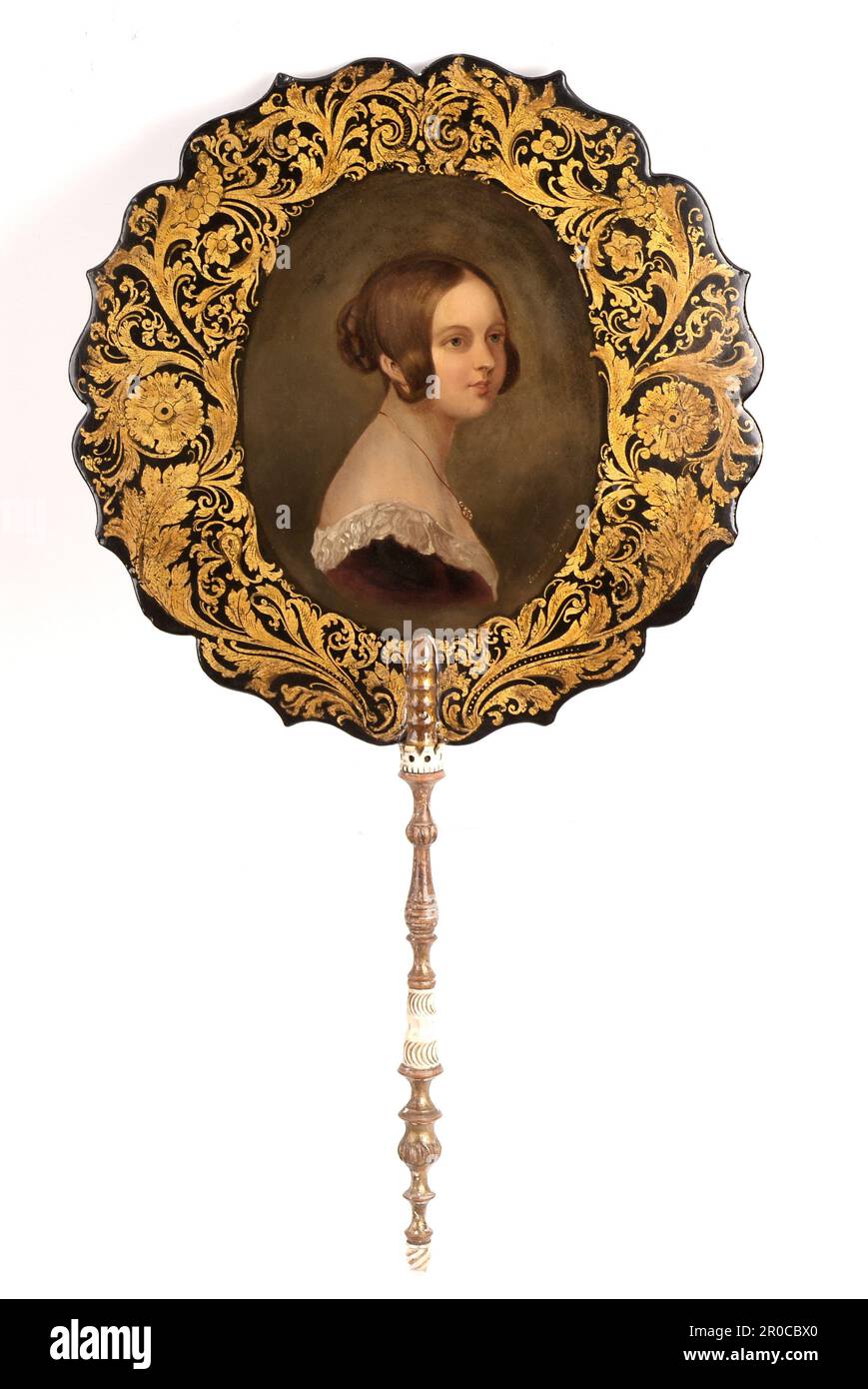 Ritratto della regina Vittoria sullo schermo del volto di Papier mâché, 1840. Produttore: Jennens & Bettridge (Constitution Hill, Birmingham). Uno di un paio, probabilmente fatto per commemorare il matrimonio reale della regina Vittoria e del principe Alberto nel 1840 Foto Stock