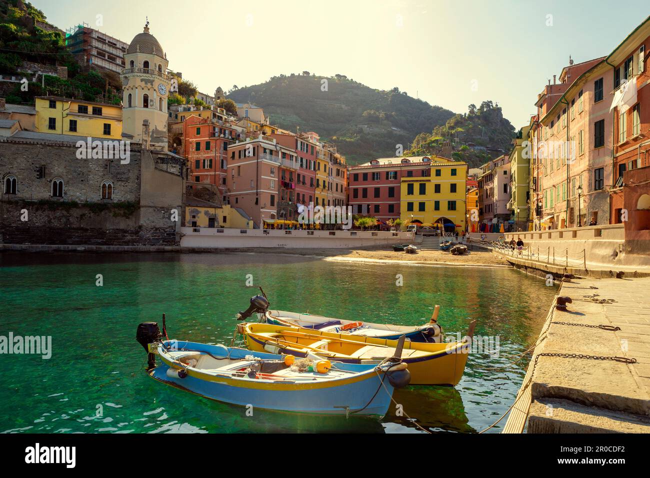 Panorama della città di Vernazza nelle cinque Terre, Liguria, Italia Foto Stock