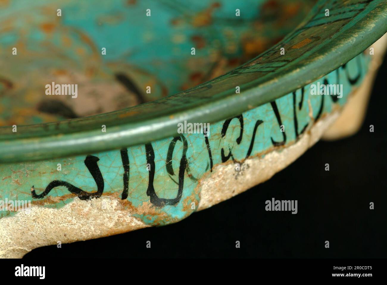 Ciotola, 1200-1300. Fritware, Dinastia Ilkhanid (1256-1353), Persia/Iran, Rhages . Foto Stock