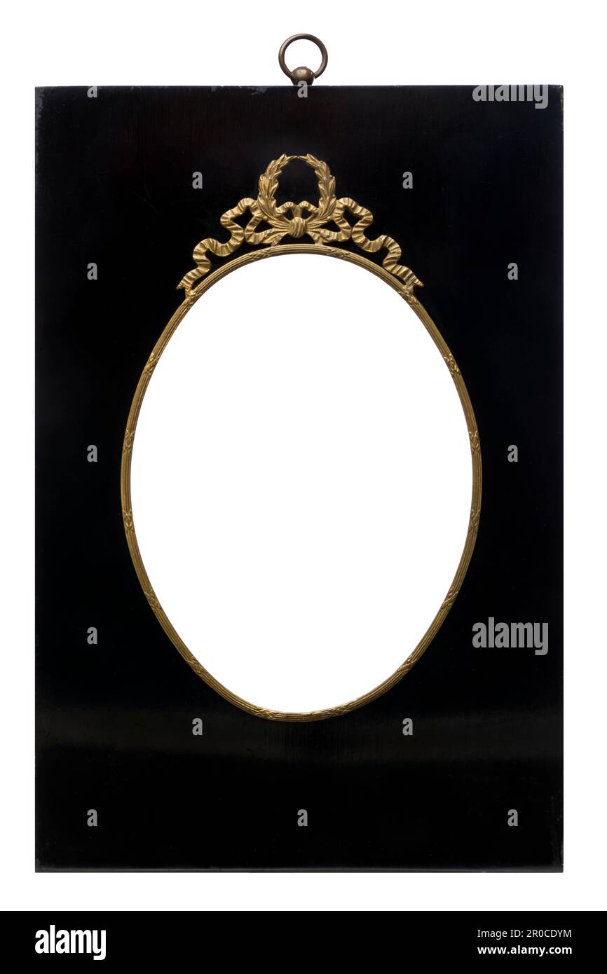 Cornice in legno nero con ornamento in ottone isolato su sfondo bianco Foto Stock