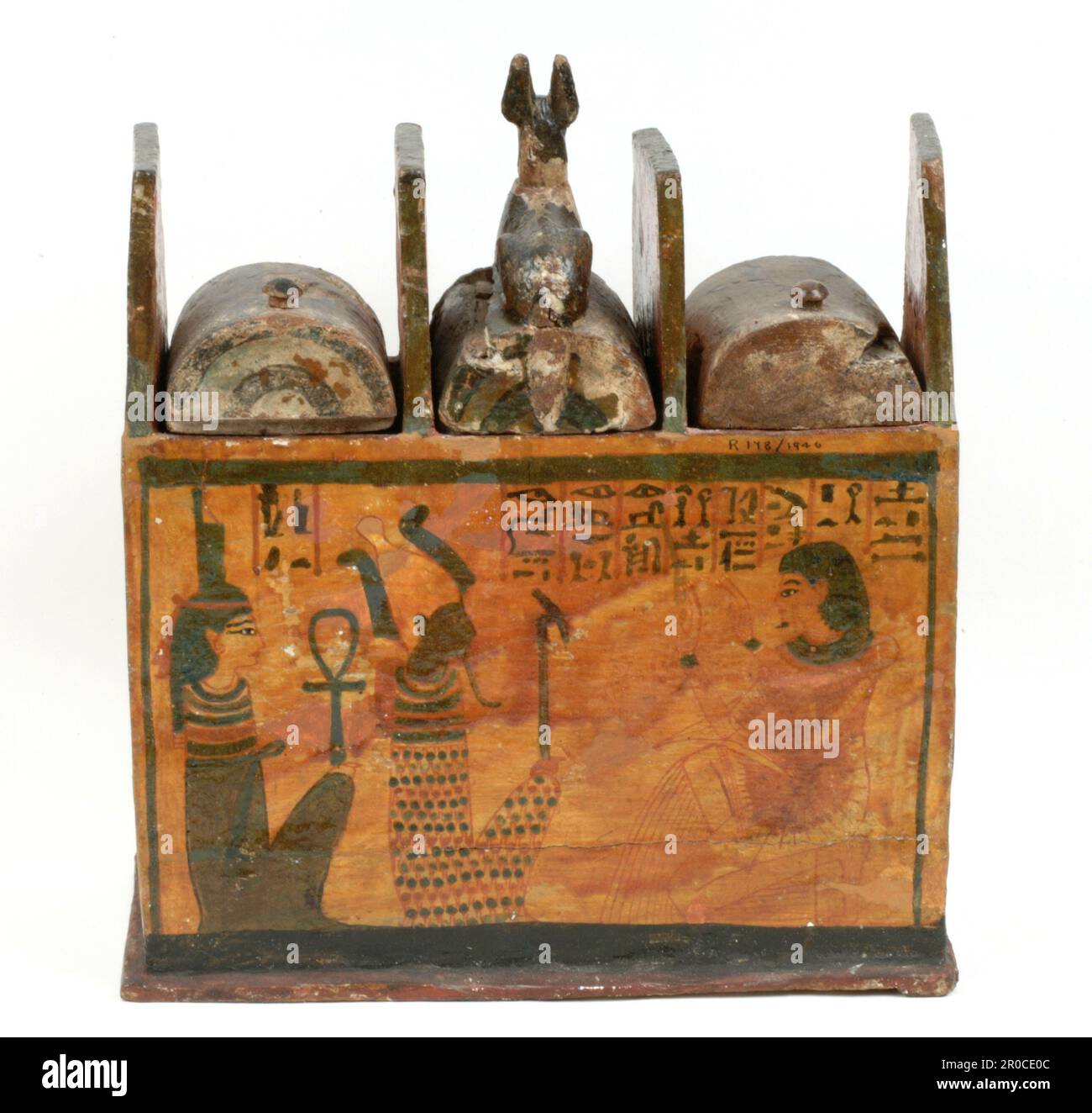Shabti Box, periodo del nuovo Regno (1539–1075 a.C.). Una scatola di shabti era un oggetto funerario personale al defunto, contenente statue divine. Una figura di Anubis è rappresentata al centro di tre coperchi. La decorazione dipinta raffigura il defunto prima di vari dei. La casella è iscritta per lo scriba delle offerte di dio di Amun, Pta-Hetep. Foto Stock