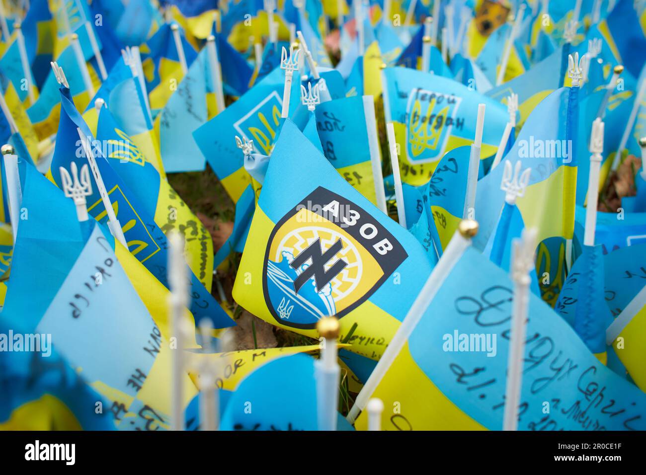 'Bandiere dei caduti' lotti bandiere nazionali dell'Ucraina con i nomi dei soldati uccisi in guerra contro gli aggressori russi 2022 in via Khreshchatyk. Foto Stock