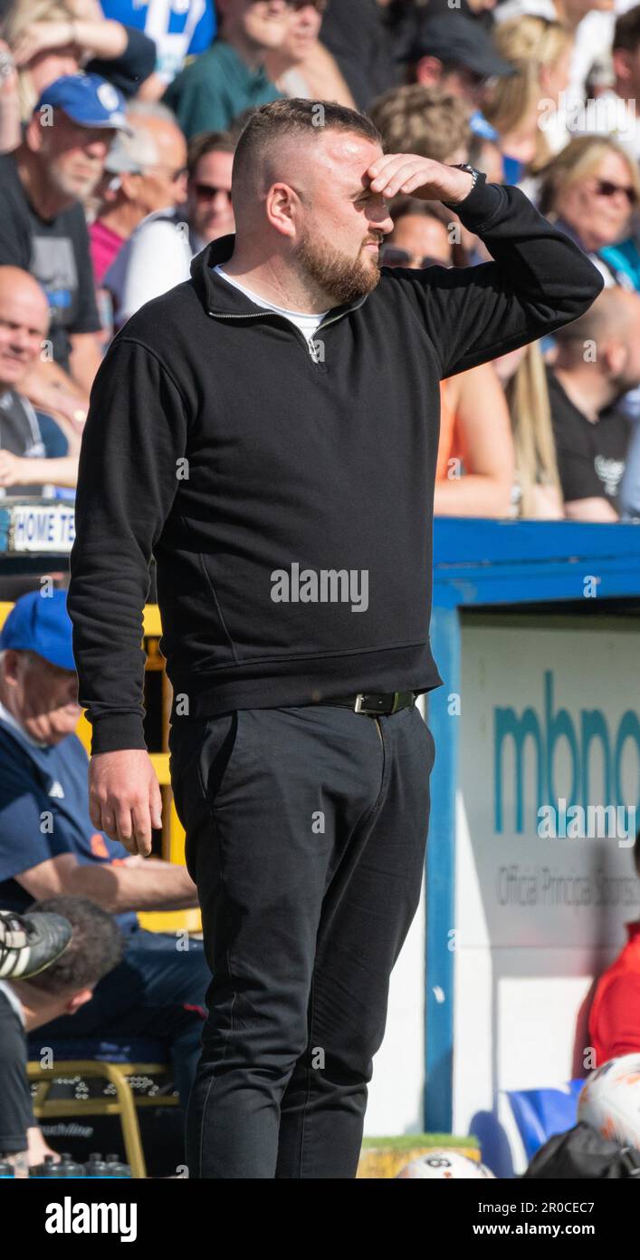 Deva Stadium, Chester, Cheshire, Inghilterra, 7th maggio 2023. Il manager di Chester Calum McIntyre guarda il gioco, durante il Chester Football Club V Brackley Town Football Club, nella Vanarama National League North semi-Final Play-off Credit Image: ©Cody Froggatt Alamy live news) Foto Stock