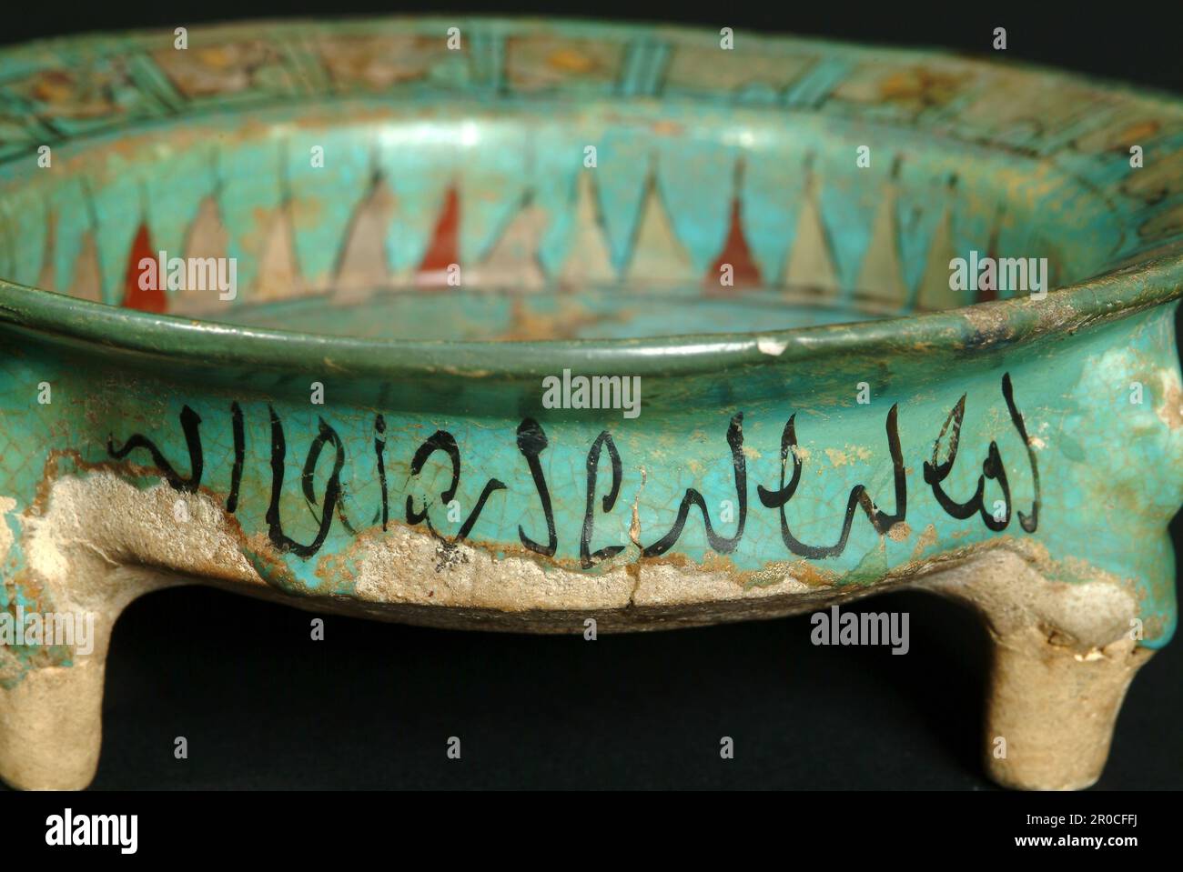 Ciotola, 1200-1300. Fritware, Dinastia Ilkhanid (1256-1353), Persia/Iran, Rhages . Foto Stock