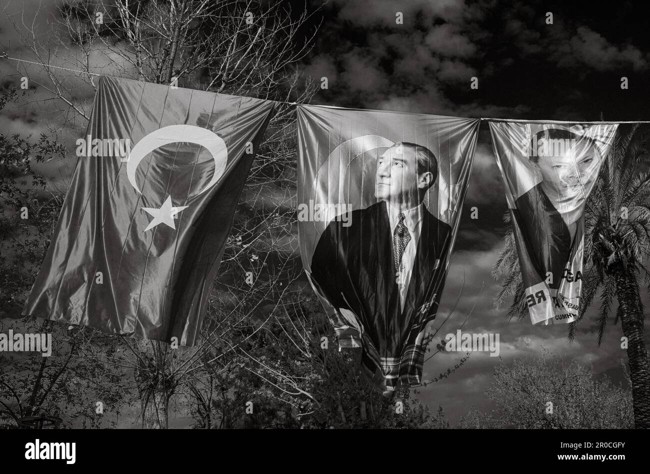 L'esposizione di bandiere e bandiere che volano in alto su una corda contro un cielo blu ad Antalya, Turchia, mostra l'identità politica e nazionale del paese. Foto Stock