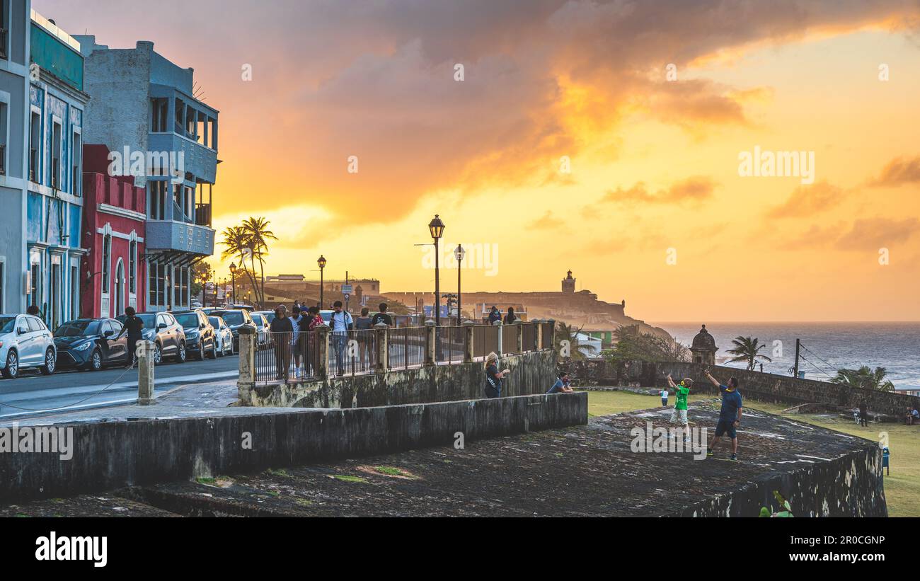 Turisti nella vecchia San Juan colorato tramonto El Morro Foto Stock