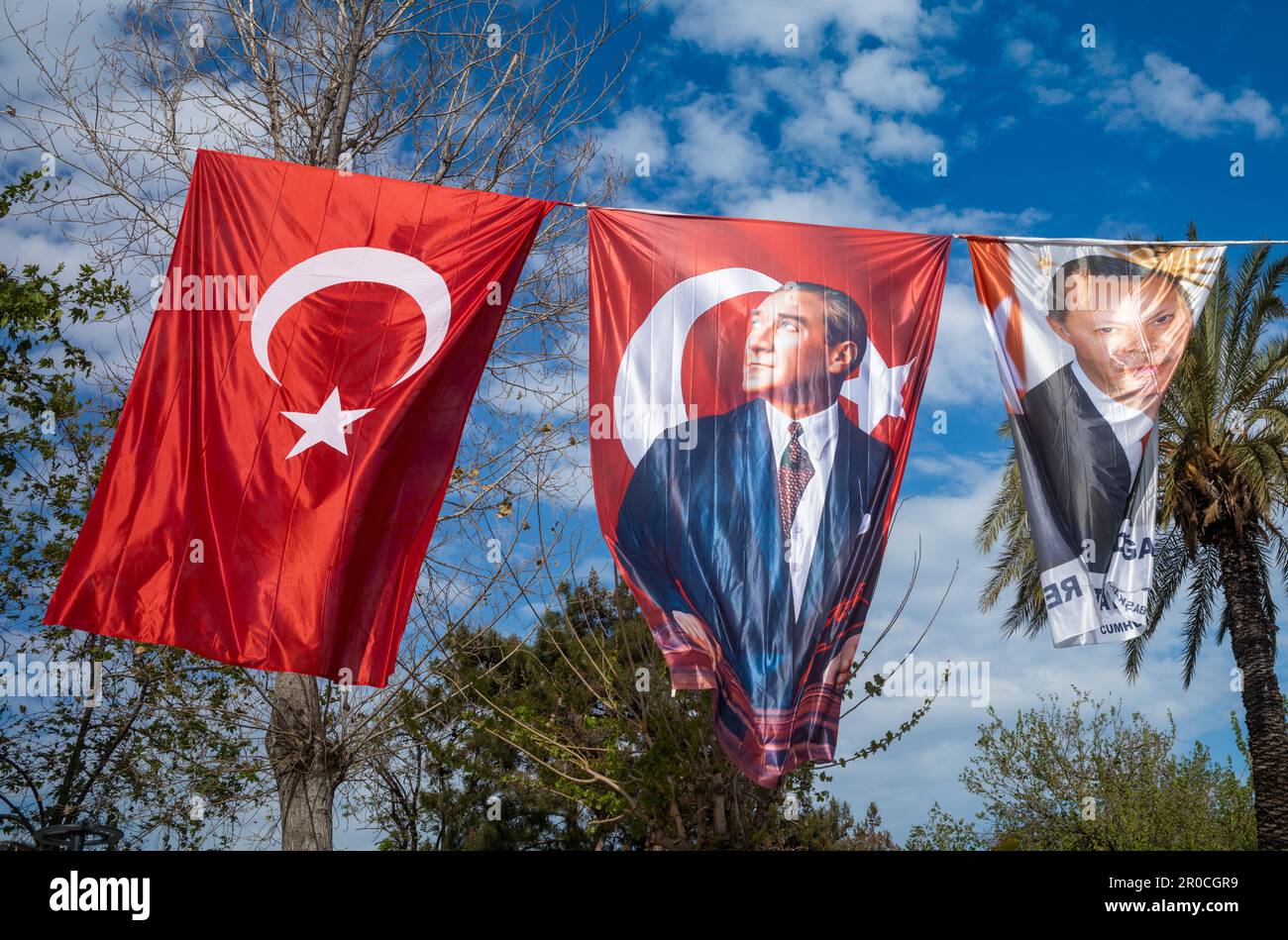 L'esposizione di bandiere e bandiere che volano in alto su una corda contro un cielo blu ad Antalya, Turchia, mostra l'identità politica e nazionale del paese. Foto Stock