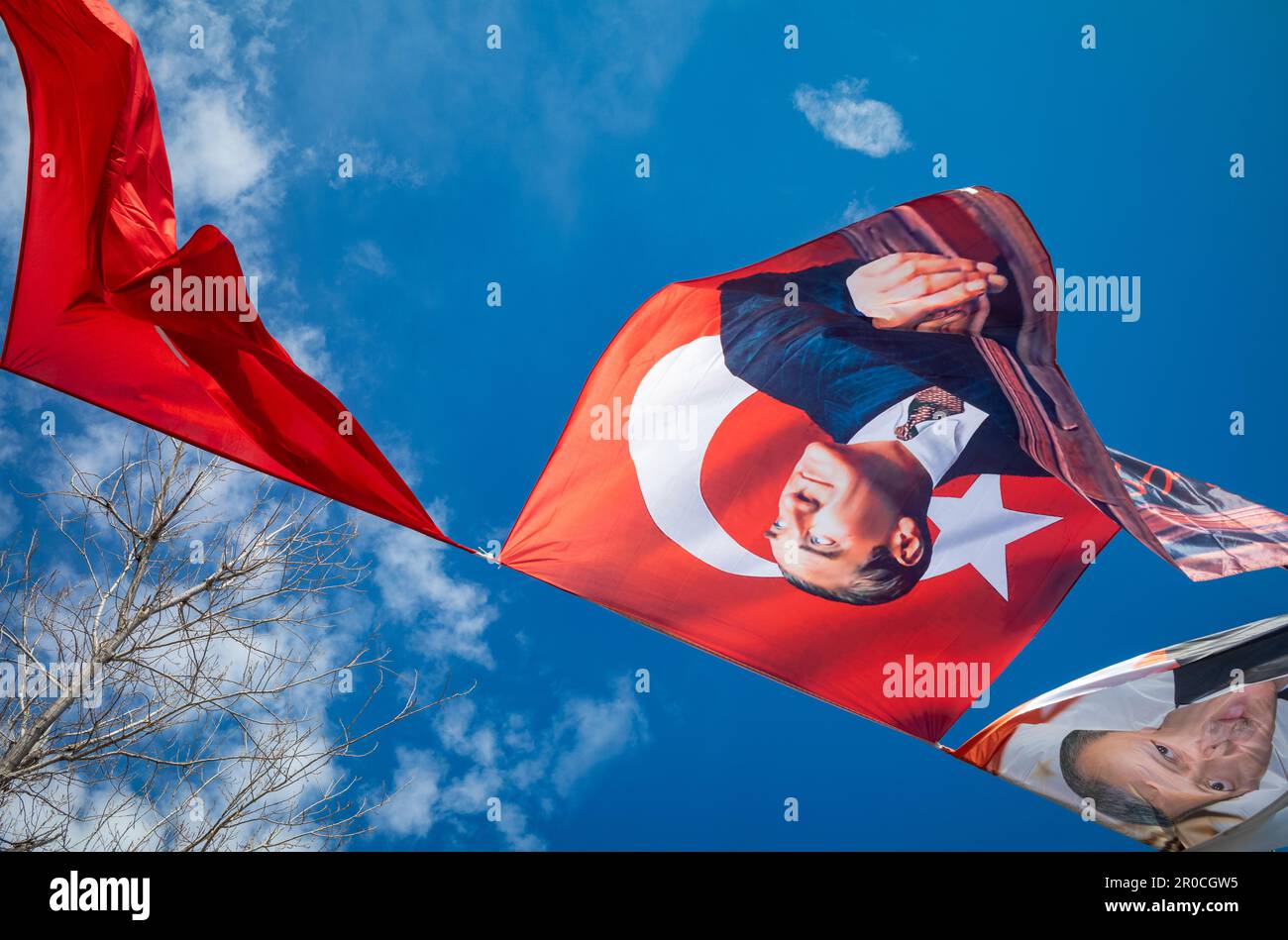 L'esposizione di bandiere e bandiere che volano in alto nel vento su una corda contro un cielo blu ad Antalya, Turchia mostra la politica e la nazione del paese Foto Stock