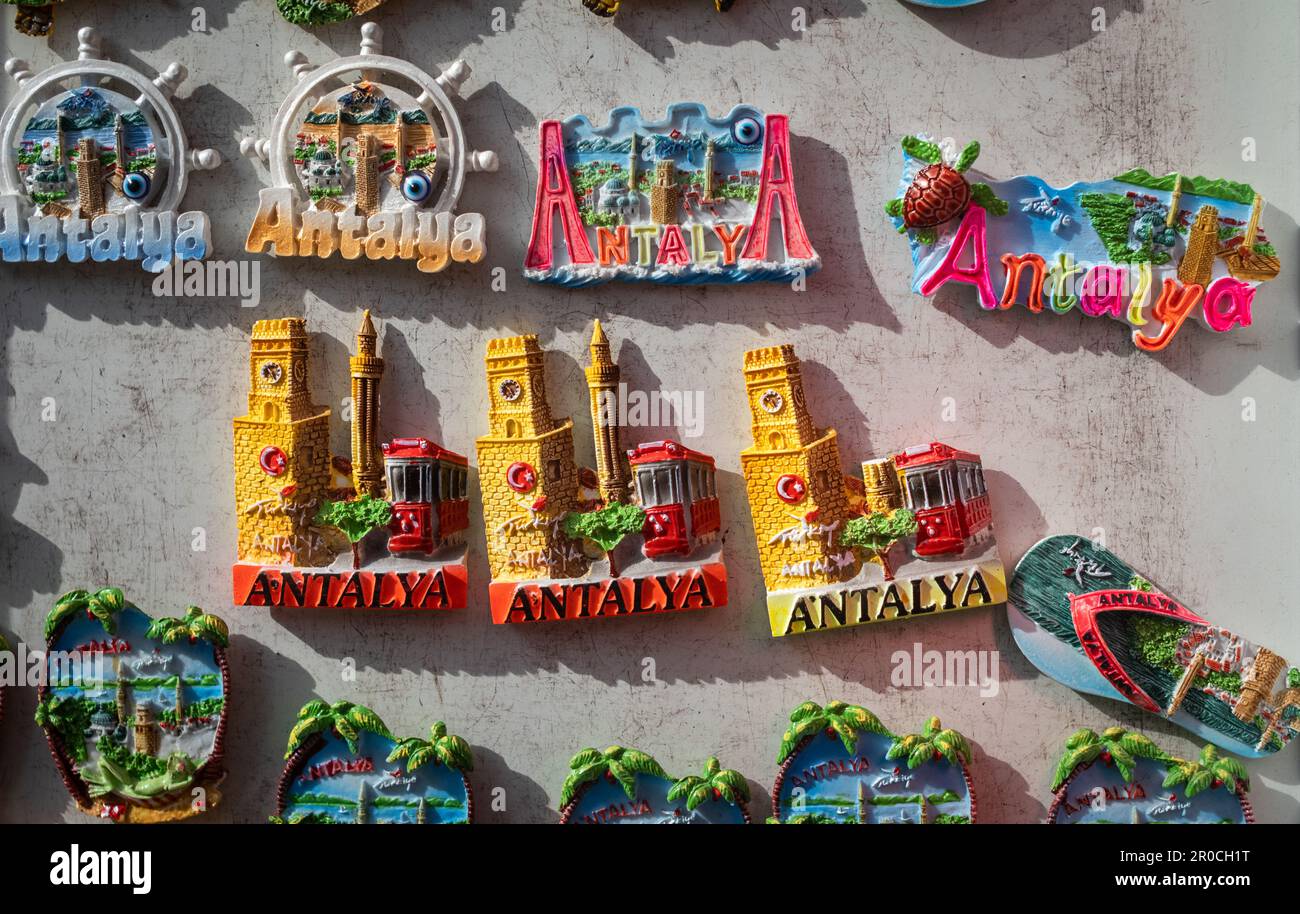 La vivace scena turistica di Antalya è in mostra in questo colorato negozio di souvenir turistico della città in Turchia (turkiye). Una collezione di arte A. Foto Stock