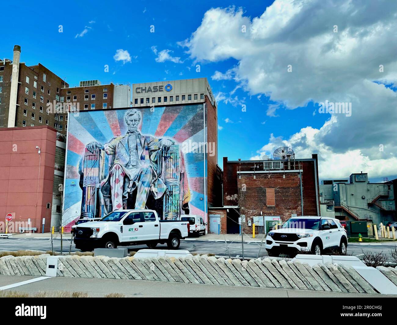 Un grande murale dipinto dall'artista brasiliano Eduardo Kobra in onore di Abraham Lincoln adorna l'intero lato di un edificio nel centro di Lexington, Kentucky. Foto Stock