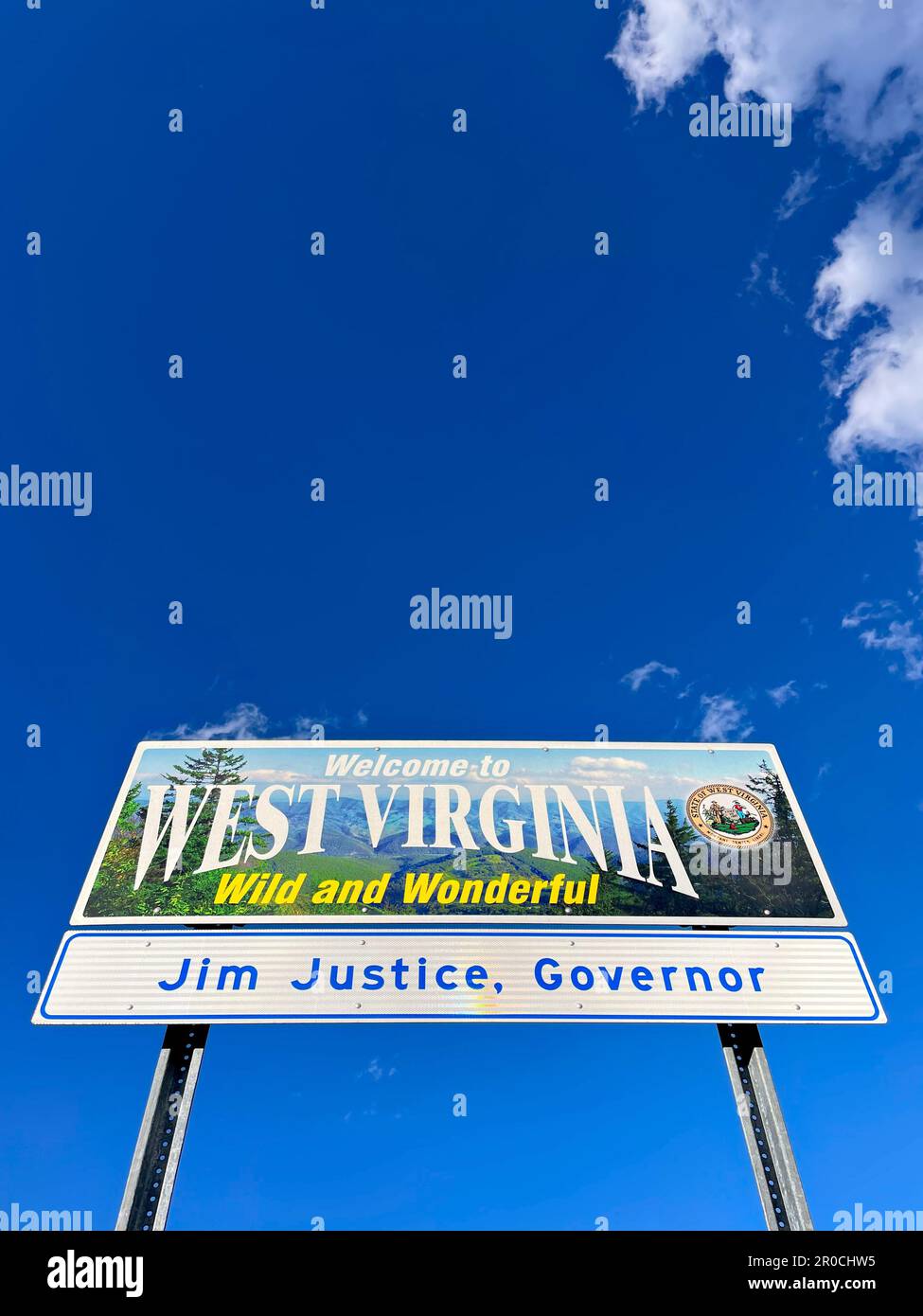 Un cartello in metallo "Welcome to West Virginia Wild and Wonderful" (Benvenuti nel West Virginia Wild and Wonderful) a una fermata di sosta interstatale contro un cielo blu. Foto Stock