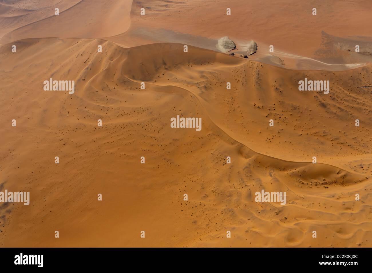 Fotografia aerea delle dune di sabbia rossa, Sossusvlei, Namib-Naukluft National Park, Namibia. Il colore rosso è un'indicazione dell'età di questa duna A. Foto Stock