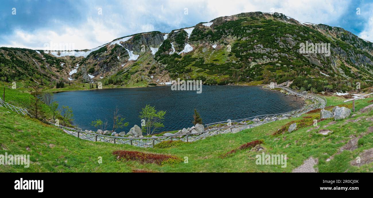 Mały Staw - posizione ad un'altitudine di 1.183 m slm (1183 AMSL). Pendii visibili di Kocioł Mały Staw. Lago in montagna. Orizzontale. Foto Stock