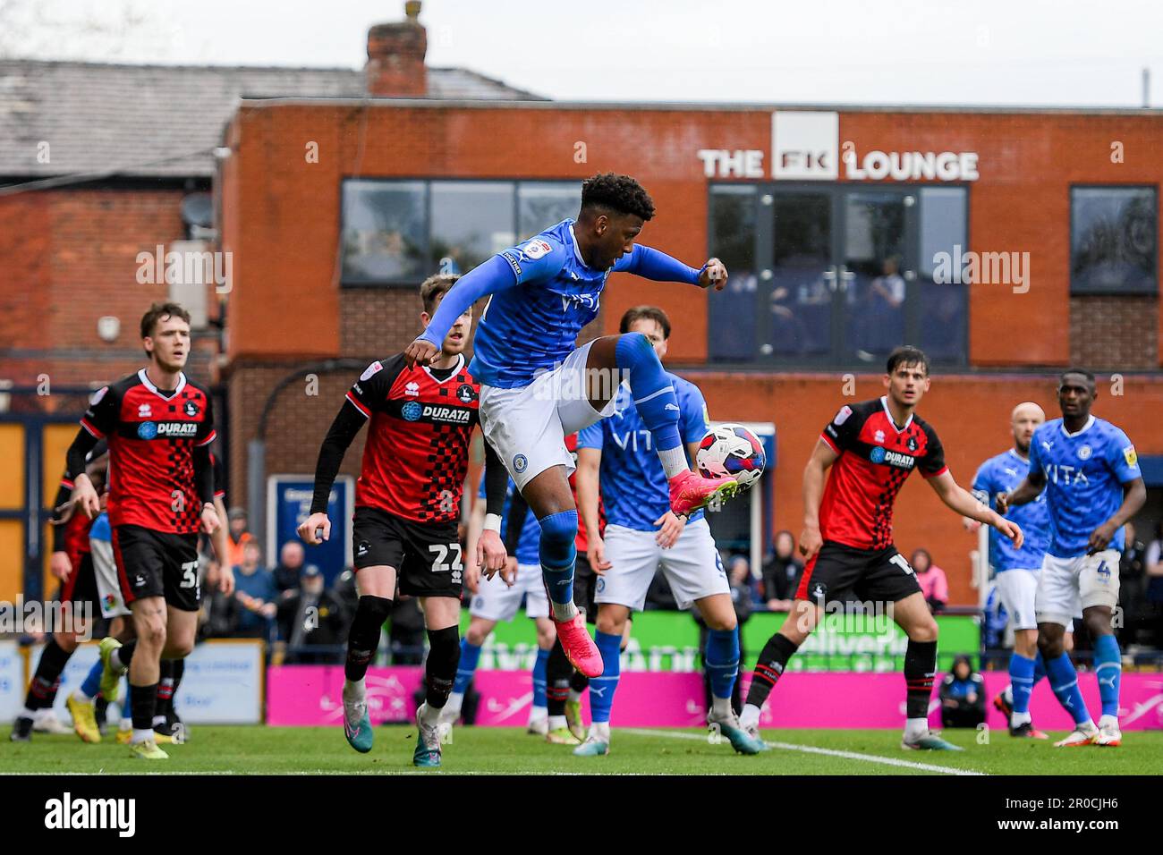 Myles Hippolyte #21 di Stockport County controlla la palla durante la partita della Sky Bet League 2 Stockport County vs Hartlepool United allo stadio di Edgeley Park, Stockport, Regno Unito, 8th maggio 2023 (Foto di ben Roberts/News Images) Foto Stock