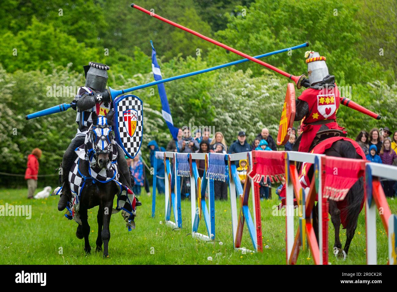 Chalfont, Regno Unito. 8 maggio 2023. I re-attori come cavalieri corazzati prendono parte al secondo giorno di un torneo di giostra medievale Royal Coronation al Chiltern Open Air Museum per celebrare l'incoronazione di re Carlo III e della regina Camilla. Il museo racconta la storia della zona dei Chilterns attraverso la conservazione di edifici storici, paesaggi e cultura. Credit: Stephen Chung / Alamy Live News Foto Stock