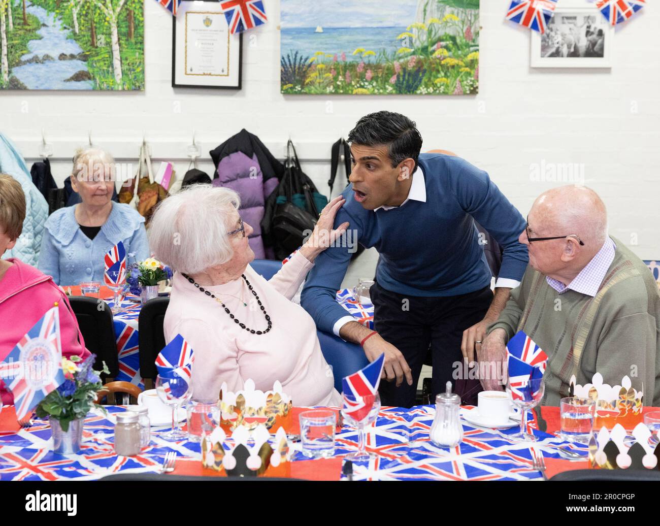 Il primo ministro Rishi Sunak parla ai membri del club pranzo di un gruppo di comunità al Mill End Community Centre, Rickmansworth, dopo aver contribuito a preparare e servire cibo e bevande , come parte del Big Help out, per segnare l'incoronazione di Re Carlo III e Regina Camilla. Data immagine: Lunedì 8 maggio 2023. Foto Stock