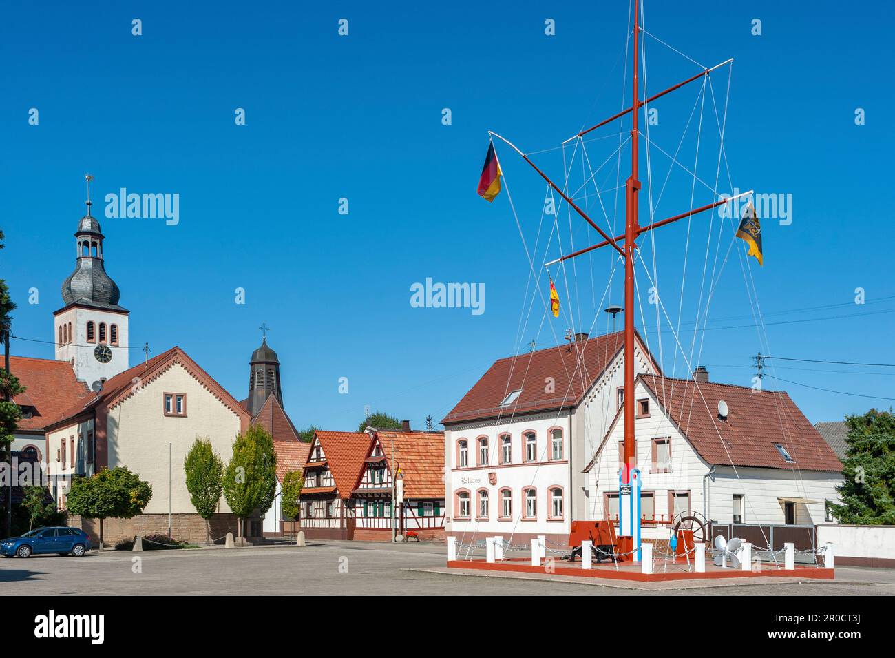 Piazza del Municipio con la chiesa parrocchiale protestante e la chiesa cattolica di San Remigio, Neuburg am Rhein, Palatinato, Renania-Palatinato, Germania, EUR Foto Stock