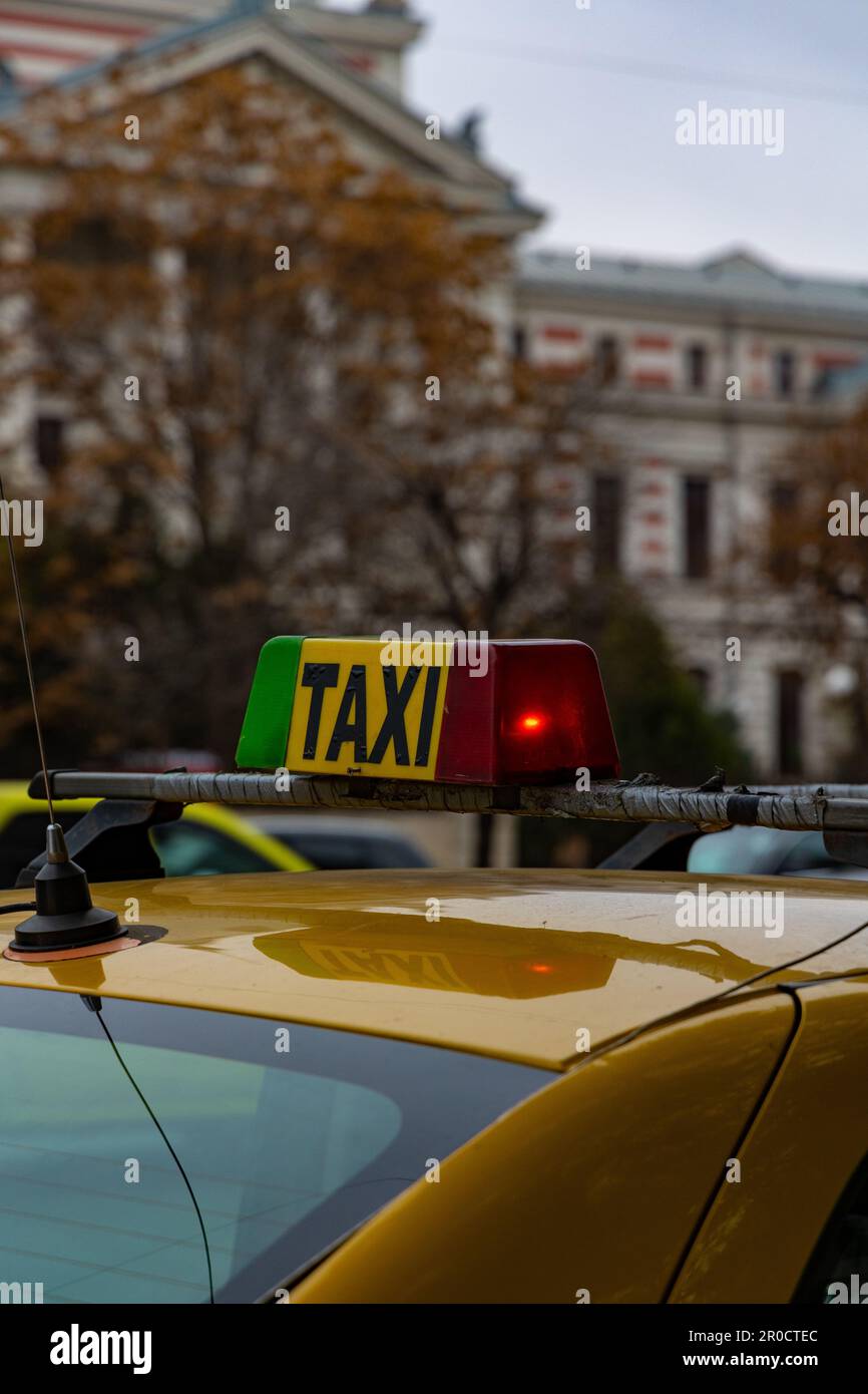 Uno scatto in primo piano di un cartello di taxi su un taxi nel centro della città Foto Stock