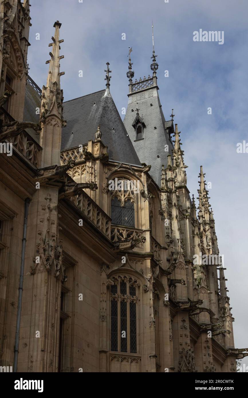 Rouen, Francia: Dettaglio dell'edificio gotico che funge da Palais de Justice, il tribunale. Raramente è aperto ai visitatori. Foto Stock