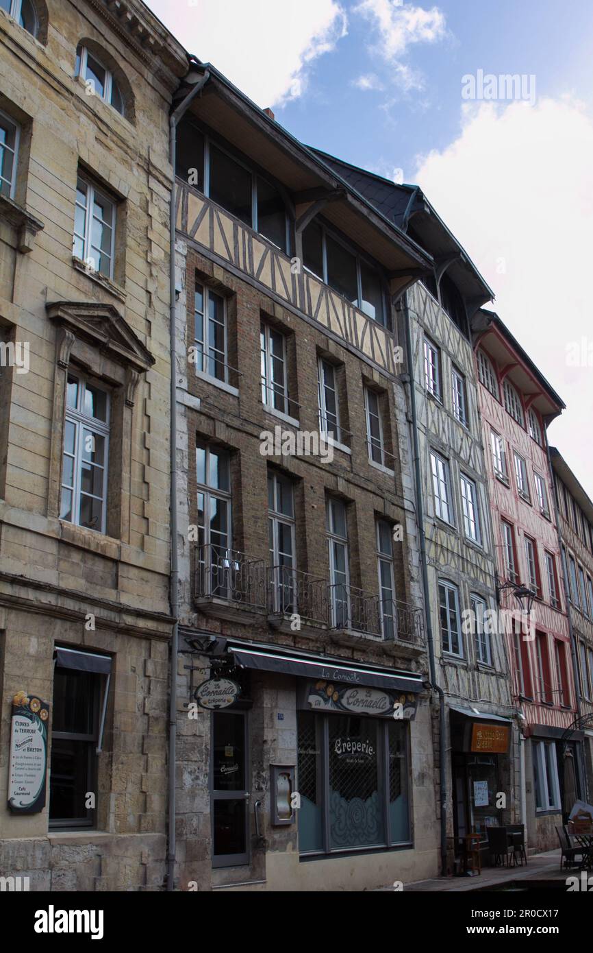Rue Eau de Robec a Rouen, Francia. Gli edifici con uno sbalzo agli ultimi piani sono dove i drappeggi nel Medioevo appesero dei panni tinti per asciugarsi. Foto Stock